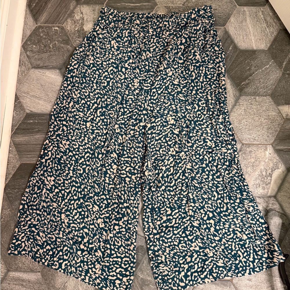 Stylish Blue and White Patterned Guachos
